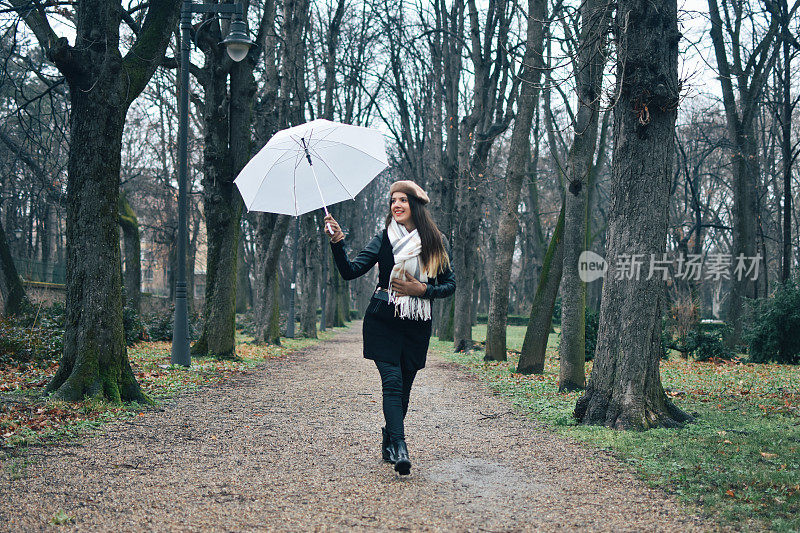 美丽的年轻女子享受着雨天