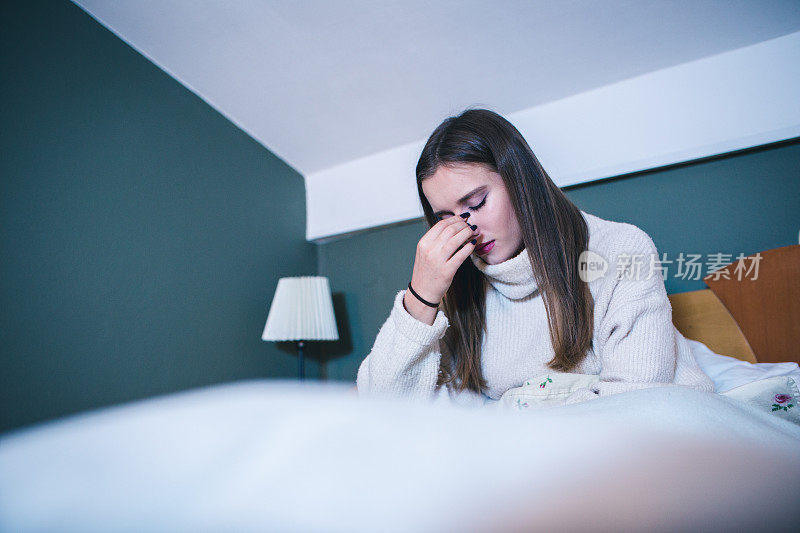 抑郁的女人在床上的肖像