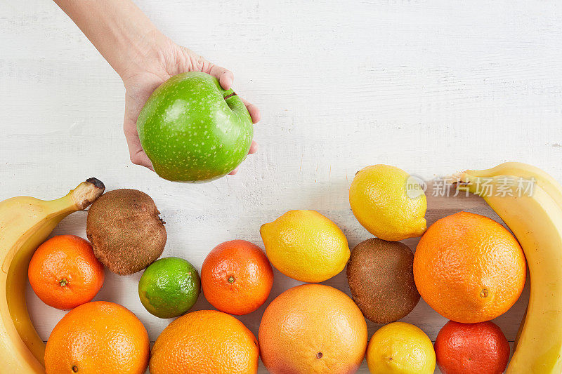 各种热带水果橙子，橘子，香蕉，葡萄柚，柠檬，酸橙，猕猴桃。新鲜水果和苹果。