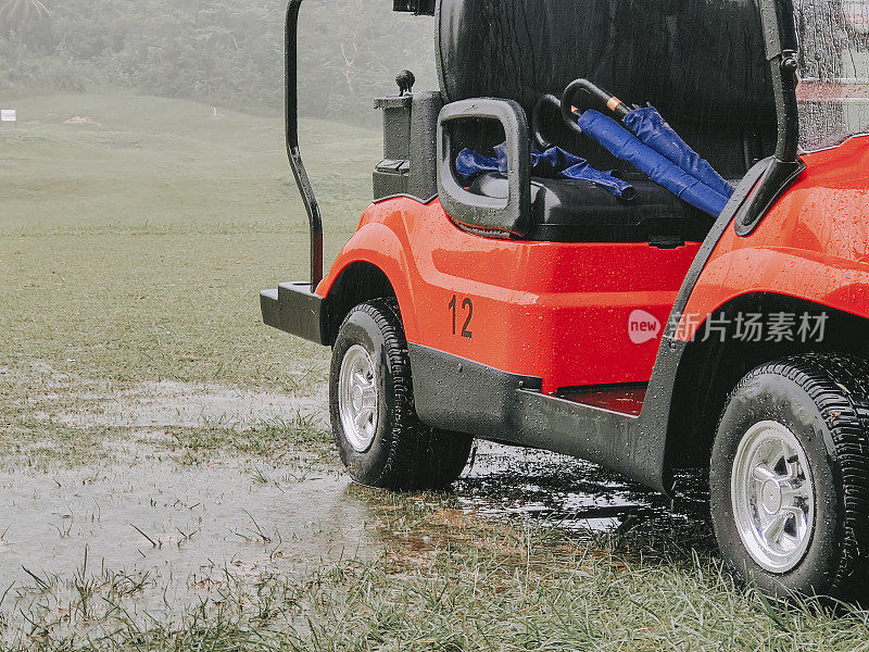 马六甲雨天球场上的高尔夫球车