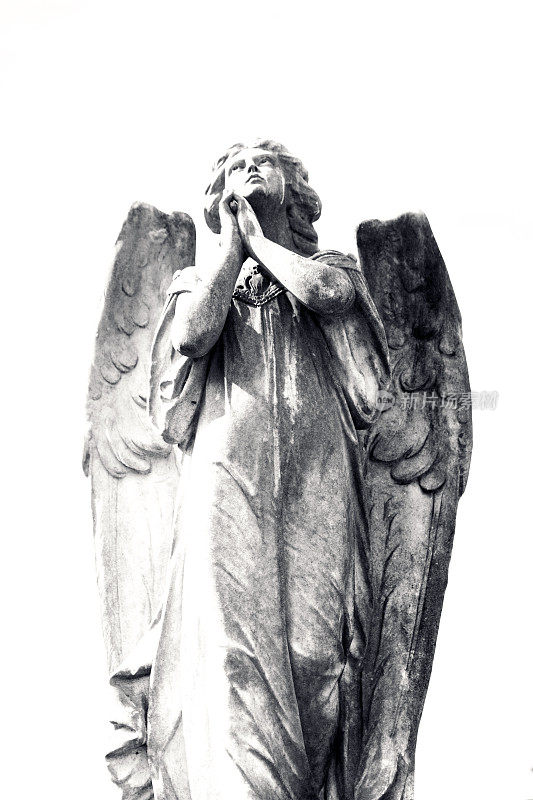 天使，古老的祈祷天使雕像，黑白，背景与复制空间