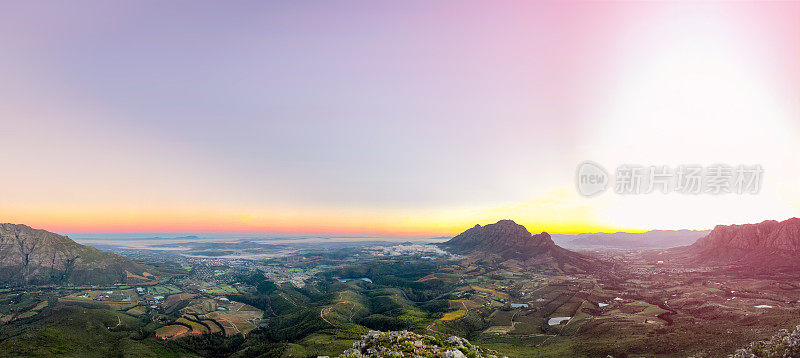 黎明时分，从Stellenbosch镇到桌山的全景