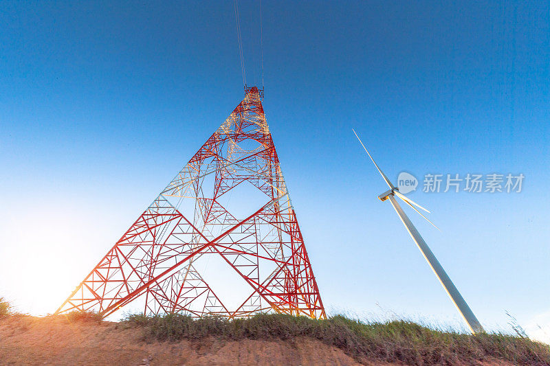 大自然的风力涡轮机和太阳能板与高压电线在山区清洁能源