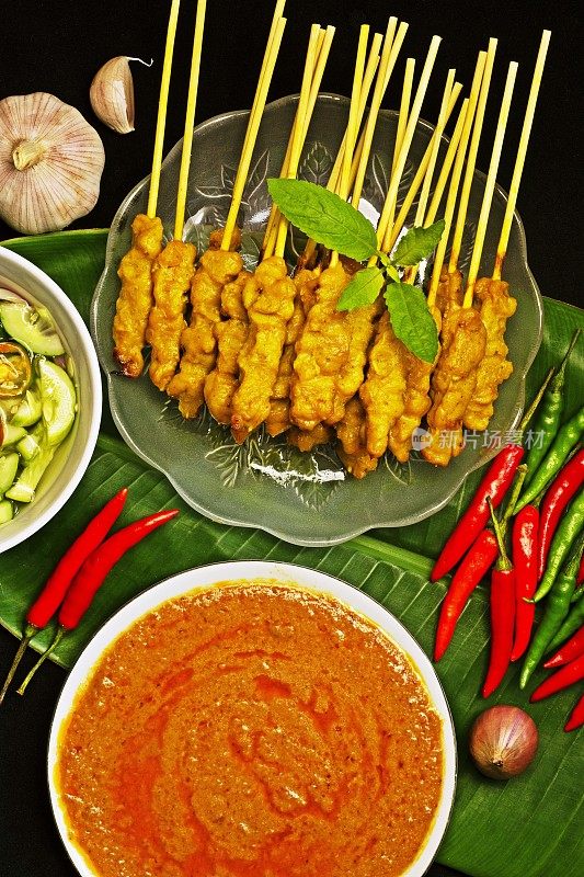 沙爹猪肉加香料和花生蘸酱-泰国食物。