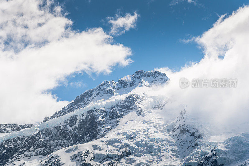 新西兰风景优美的库克山在夏季以新西兰南岛的自然景观为背景