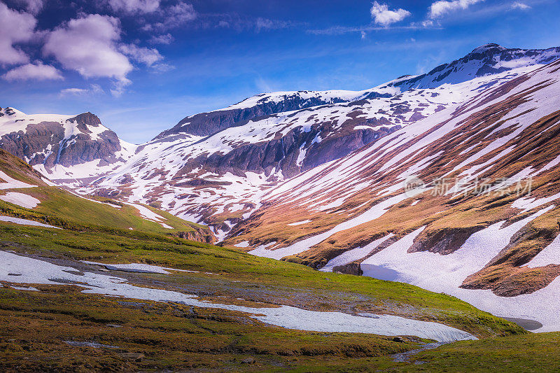 这是法国阿尔卑斯山瓦诺瓦附近的田园诗般的高山雪山景观