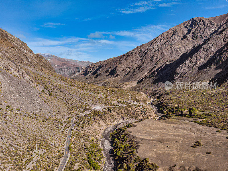 卡戎德尔迈波火山河旁公路的鸟瞰图