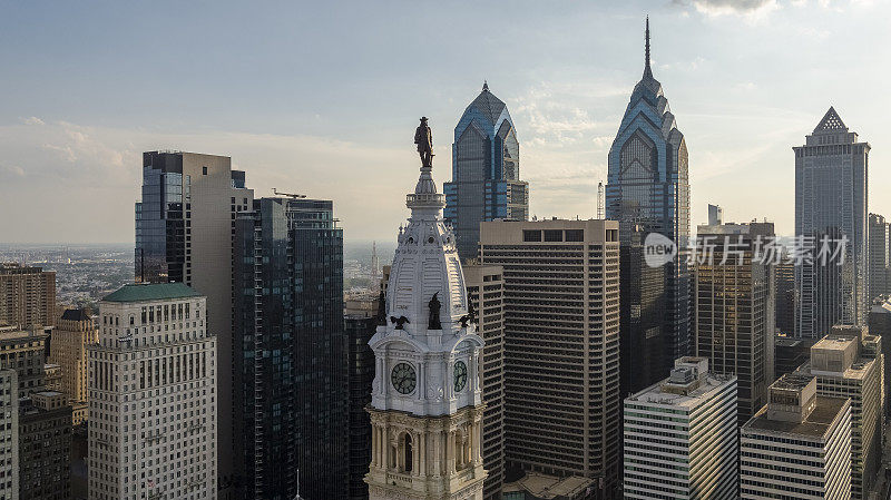 航拍近景费城市政厅与威廉·佩恩雕像的塔顶在市中心区，费城，宾夕法尼亚州。