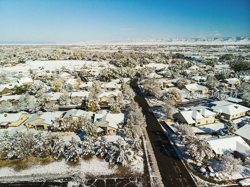 在一个新建立的分部的雪屋屋顶的鸟瞰图，初冬的早晨的照片系列