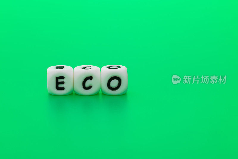 绿色背景上带有ECO字样的白色骰子