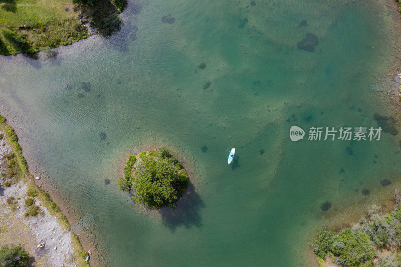 无人机上的女人在SUP山看冰川