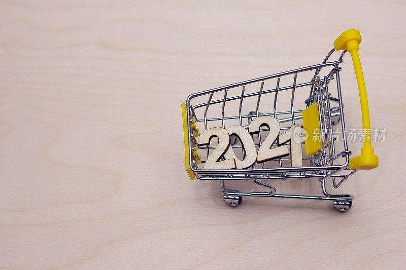 木制背景的超市玩具车上的数字是2021。
