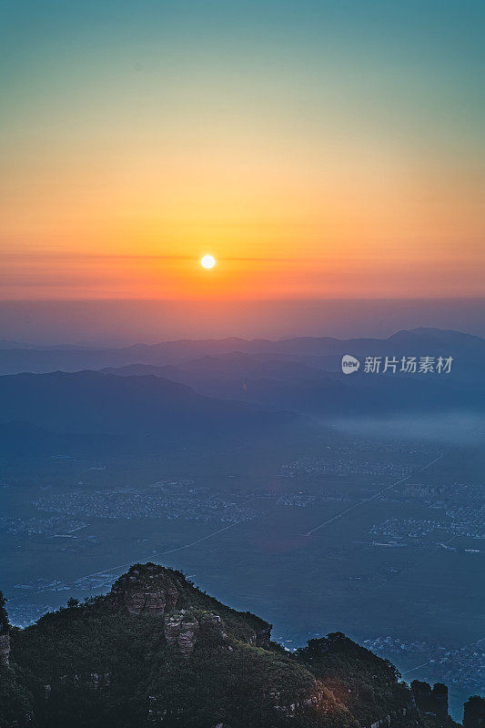 日出时的山脉和城市