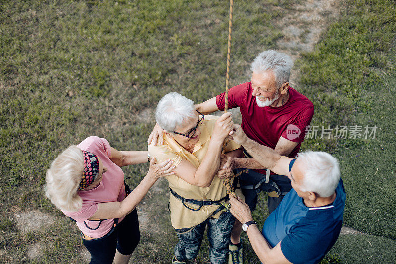 一群老年人尝试攀岩和享受乐趣
