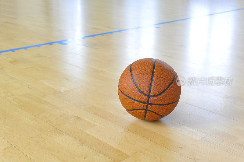 篮球在体育馆的地板上。团队运动。
