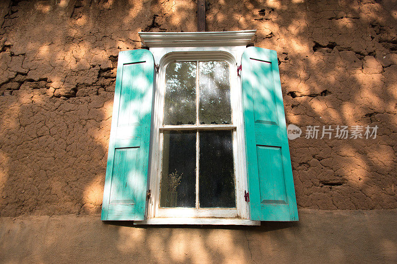 莫拉，NM:乡村土坯建筑中的绿松石窗