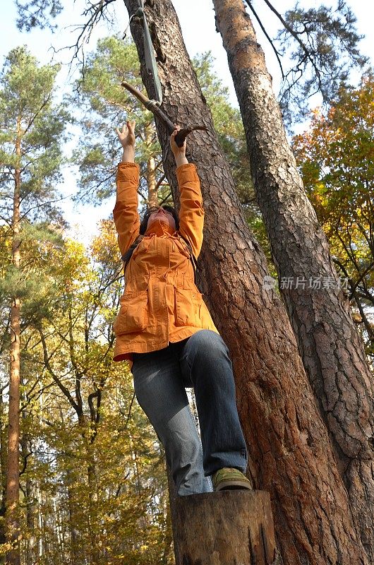 一个女人正试图抓住一个秋千