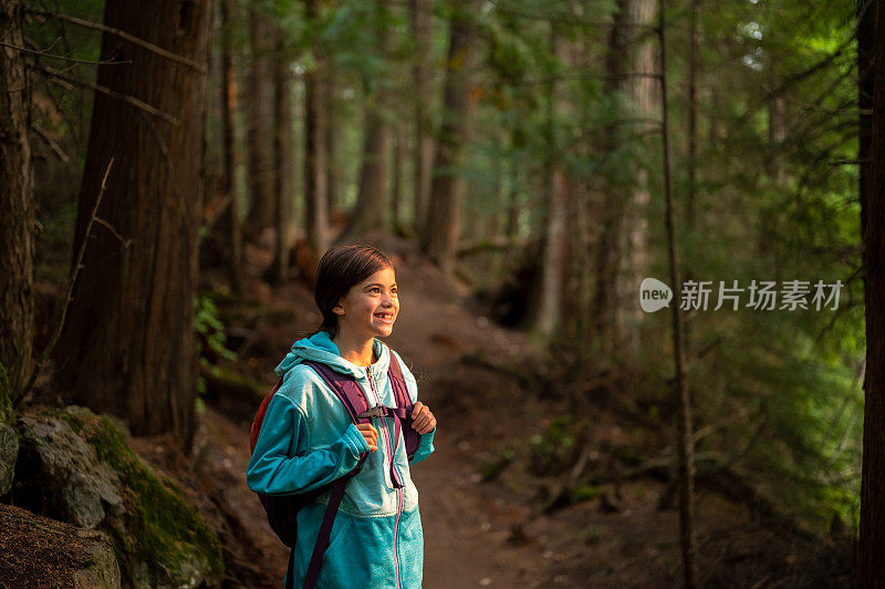 年轻女孩在大自然中徒步旅行