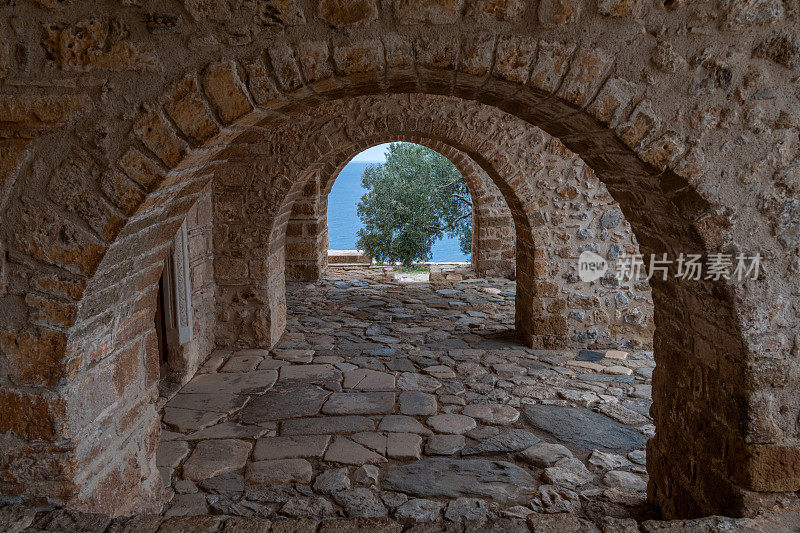 莫尼姆瓦西亚，位于希腊伯罗奔尼撒南部海岸的一个小岛上，是一个迷人的中世纪设防村庄。