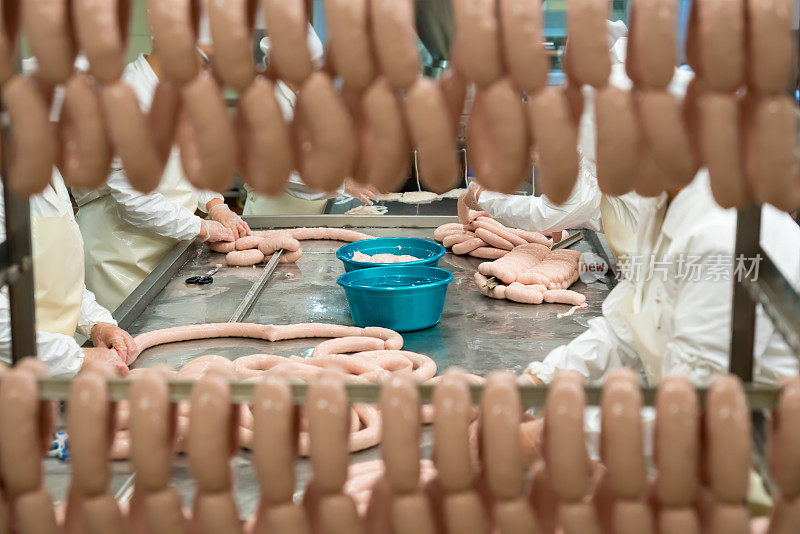 香肠生产由肉类加工厂的工人