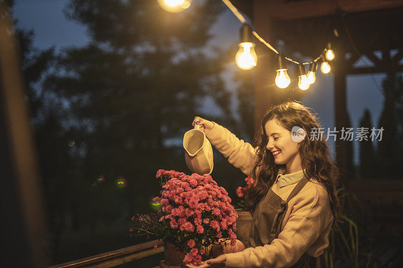 在花园里照料植物的女人