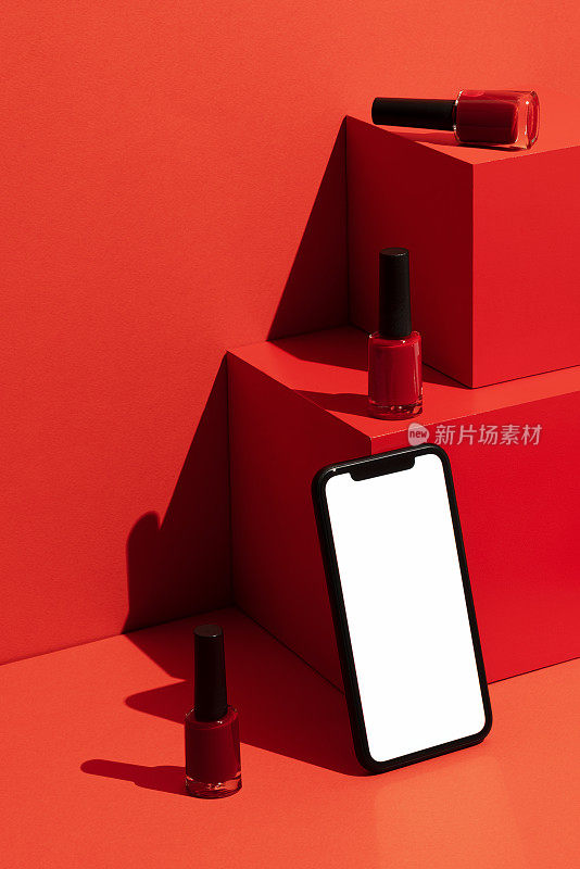 智能手机模型，红色背景和红色指甲油的模板。