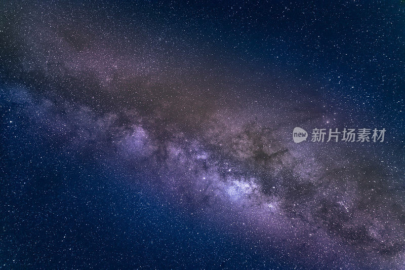 银河星系上方晴朗的天空在安第斯-星星景观的夜晚，秘鲁