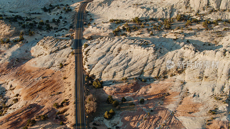 空的道路穿过犹他州景观在日落-空中