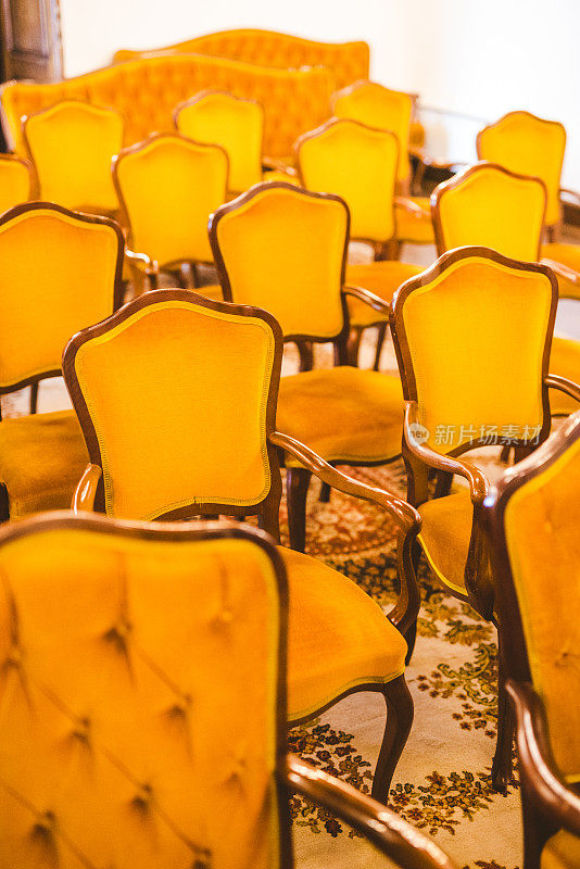 金色的椅子