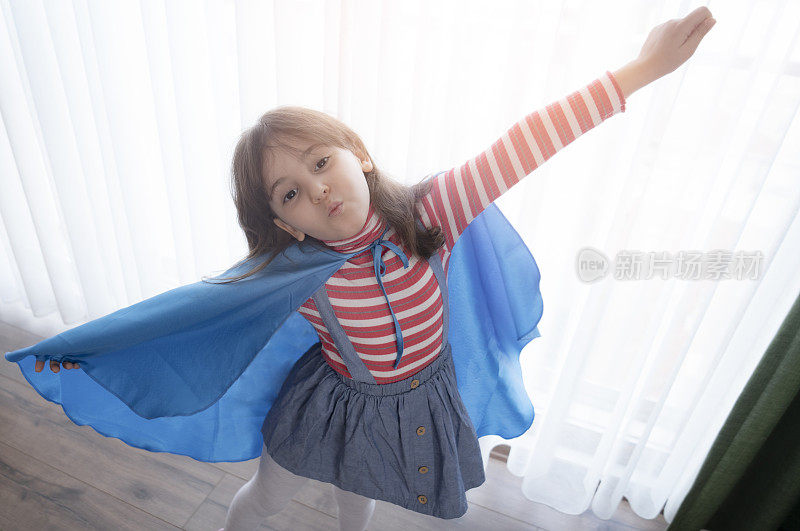 可爱的小女孩打扮成超级英雄
