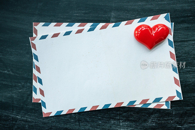 空邮信封上的红心图案特写