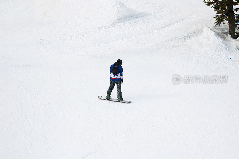 在山上滑雪