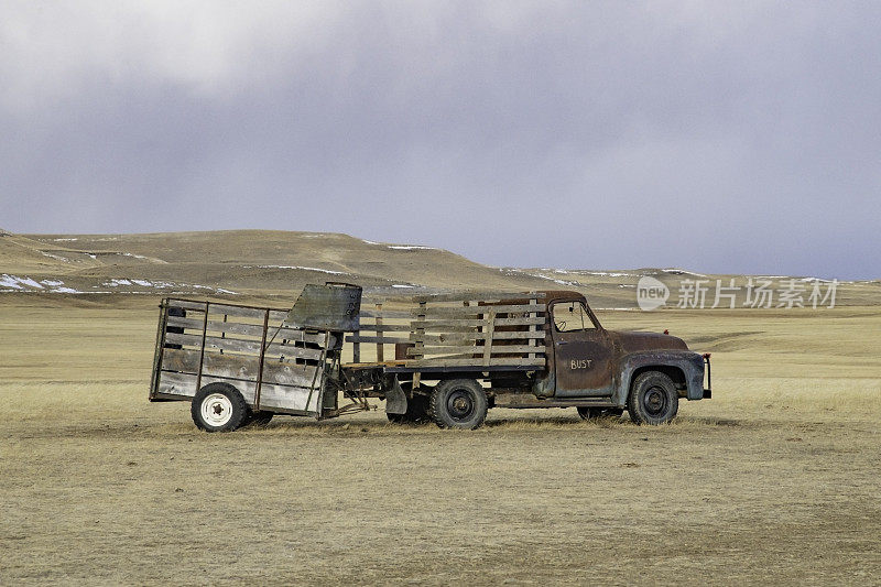 蒙大拿州大草原上的古董卡车和古董马拖车