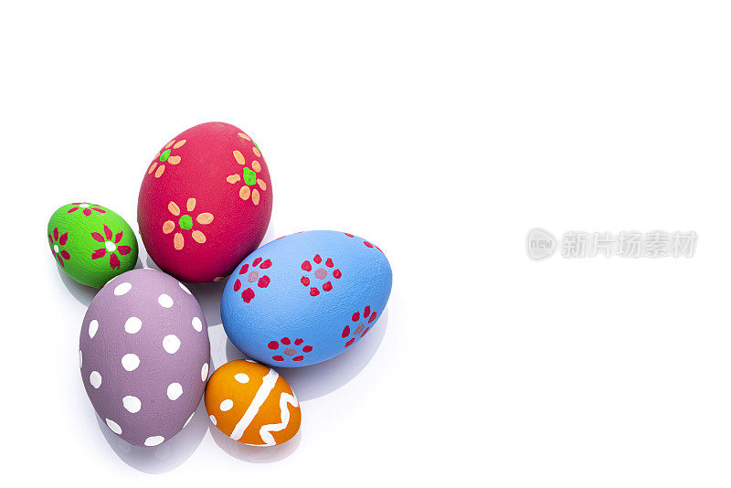 彩色的复活节彩蛋与糖果和糖屑从上面的白色背景。本空间