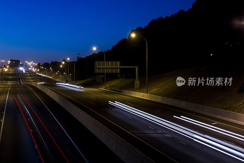 夜间有汽车行驶的高速公路