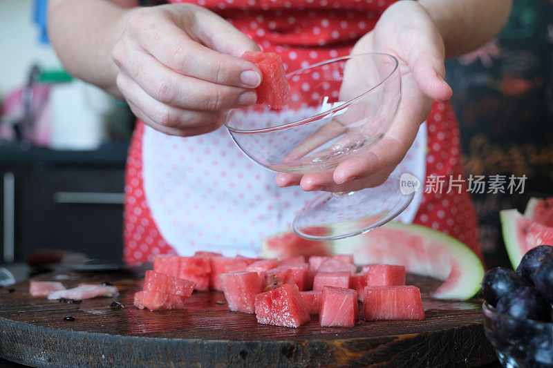 用西瓜，红浆果和非乳制品生奶油制作健康的素食甜点