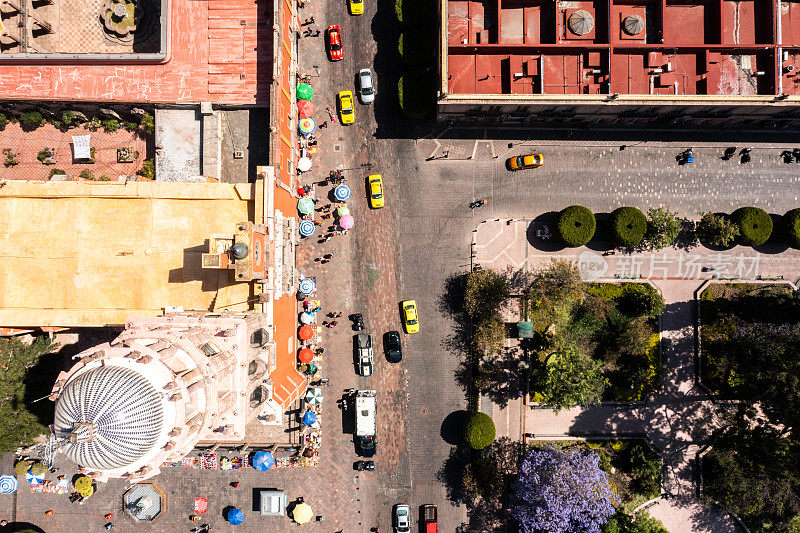 直接俯瞰克雷塔罗市，墨西哥的汽车