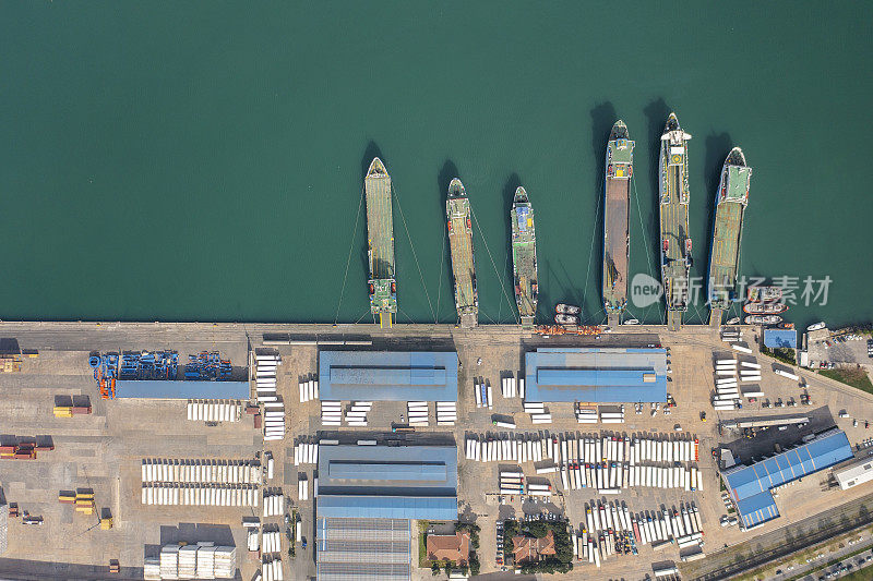 鸟瞰图滚装船坐在一个国际港口。