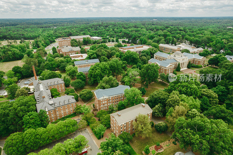 春天的大学校园上空