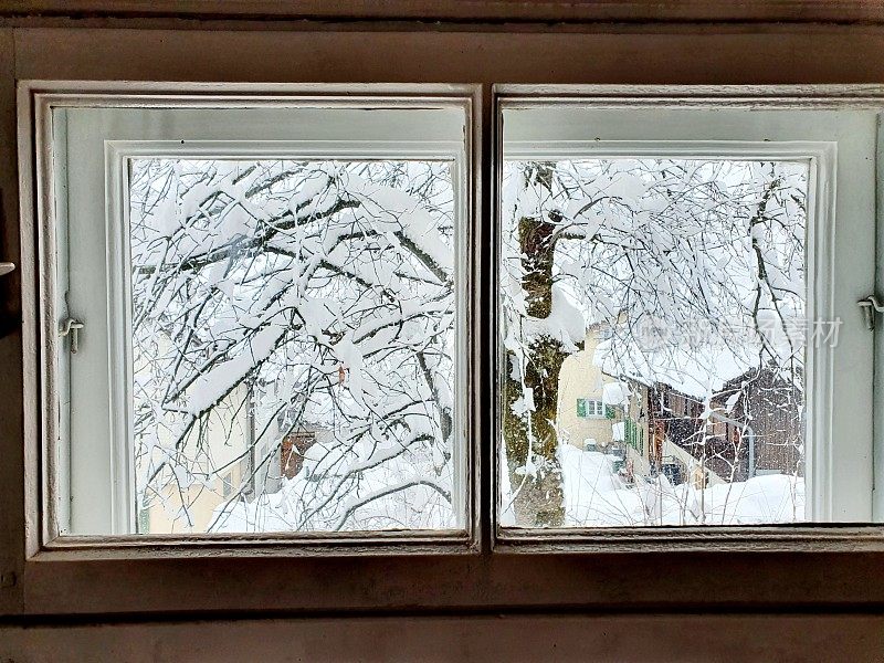 透过一扇旧窗户看到了雪花