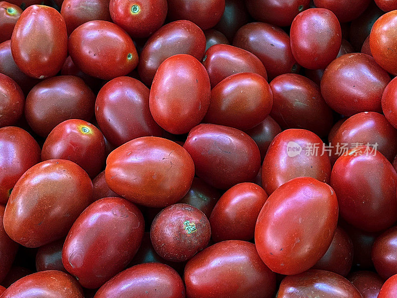 农贸市场上出售的葡萄番茄