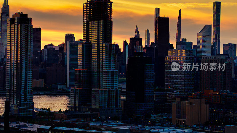 空中拍摄的新大厦在绿点，布鲁克林日落与曼哈顿更远