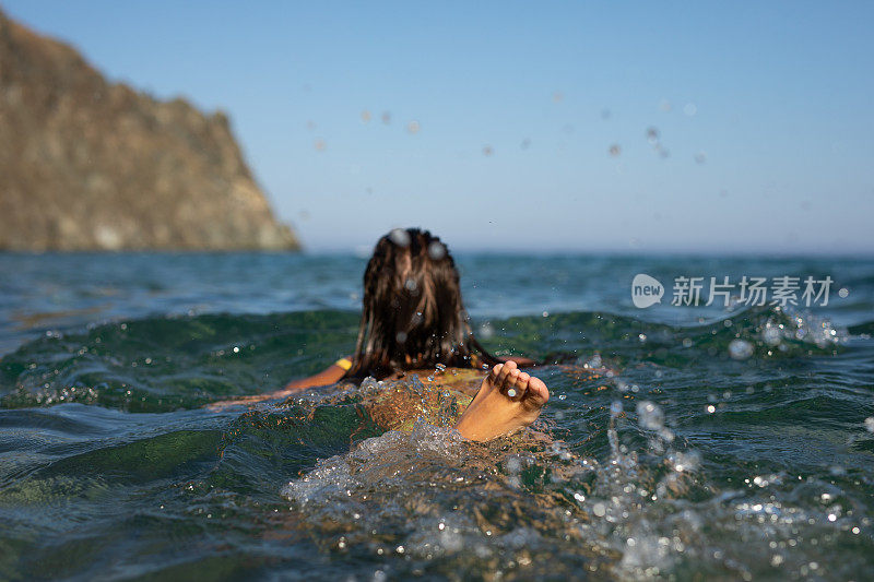 美丽的年轻女子游泳