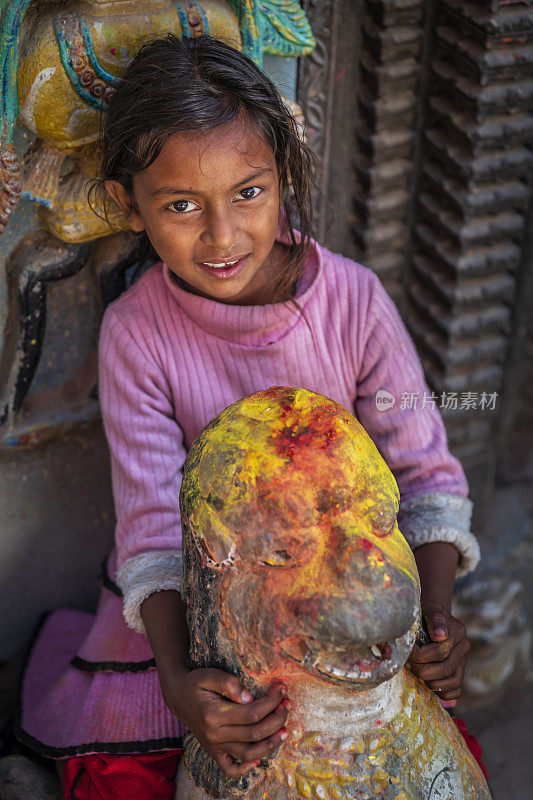 尼泊尔小女孩的肖像在巴德岗，尼泊尔