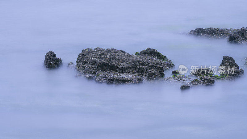 清晨拍摄的山东海滩暗礁
