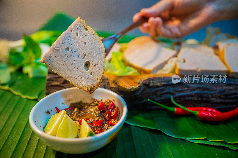 传统的越南食物，猪肉香肠或猪肉腊肠，配以胡椒、柠檬和盐酱，颜色鲜艳