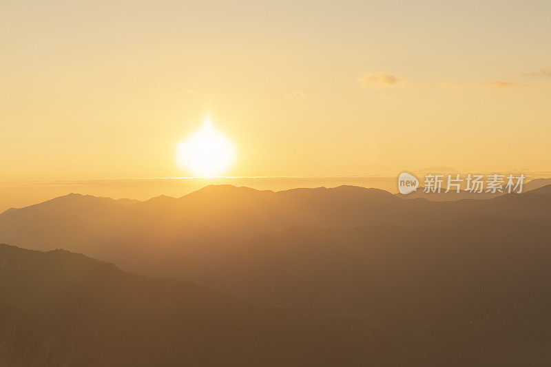 夕阳越过高山