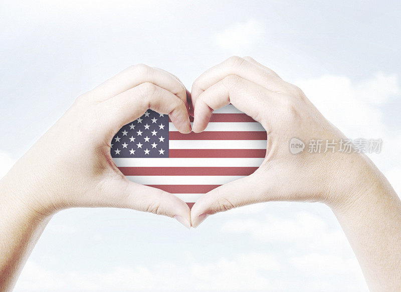 手在美国国旗周围成心形，象征爱和爱国