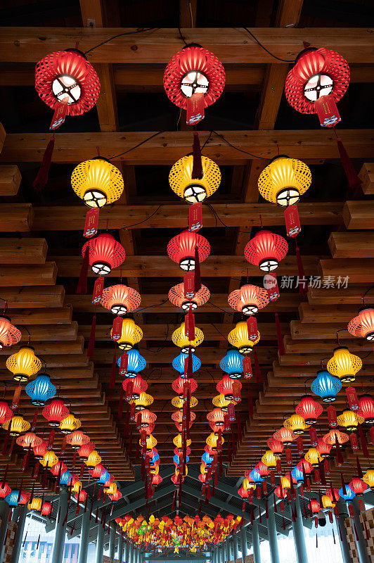 屋顶上挂满了各种颜色和风格的中国传统节日灯笼
