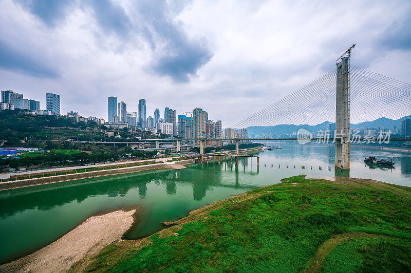 阴天重庆滨江城市的现代建筑和立交桥